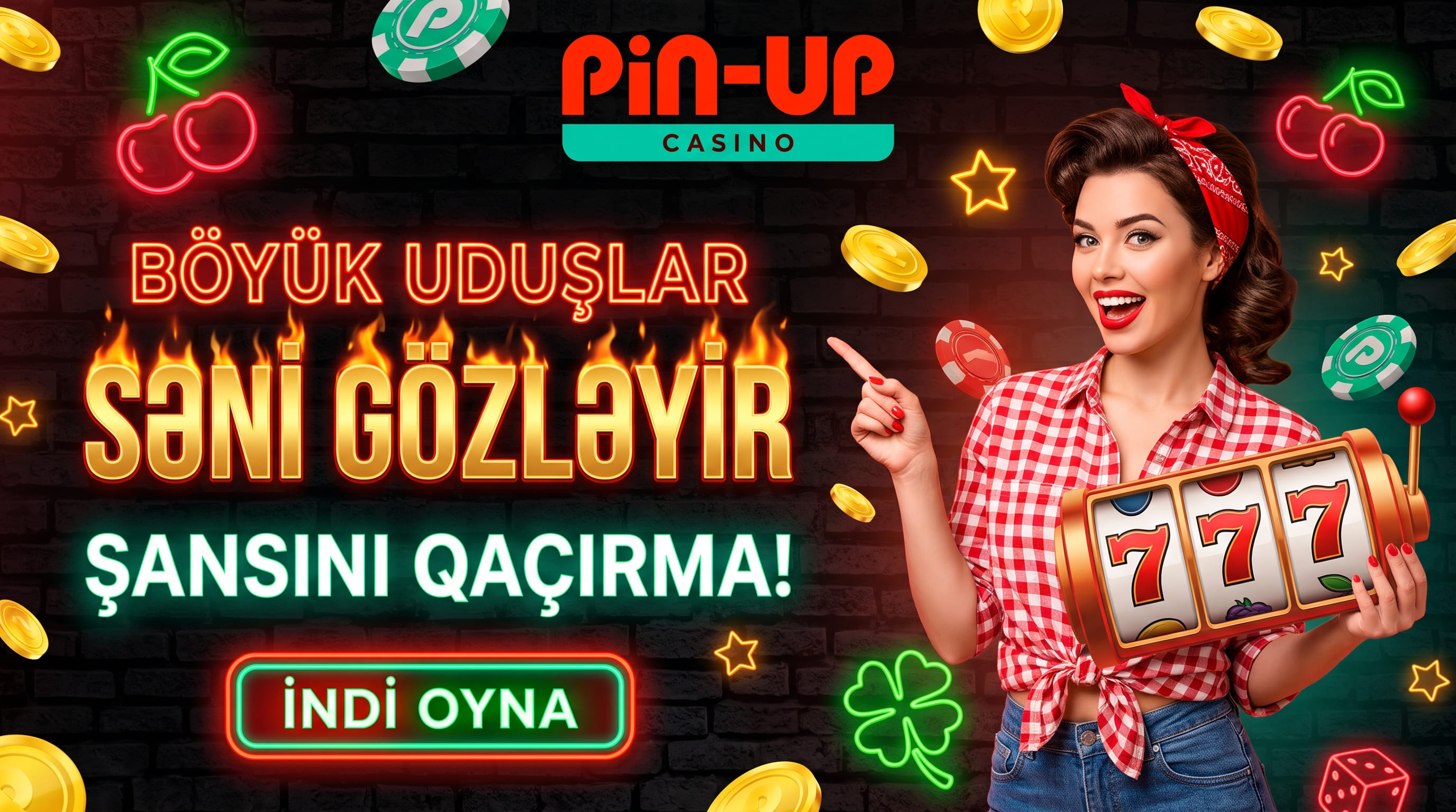 Qırmızı-ağ köynəkli qadın 777 yazılı slot barabanı tutur; böyük uduşlar və şansı qaçırmamaq çağırışı
